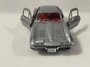 1/18 ERTL 1963 CHEVROLET CORVETTE SILVER ON RED - Photo 3