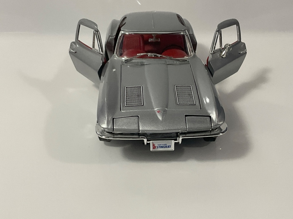 1/18 ERTL 1963 CHEVROLET CORVETTE SILVER ON RED - Photo 4
