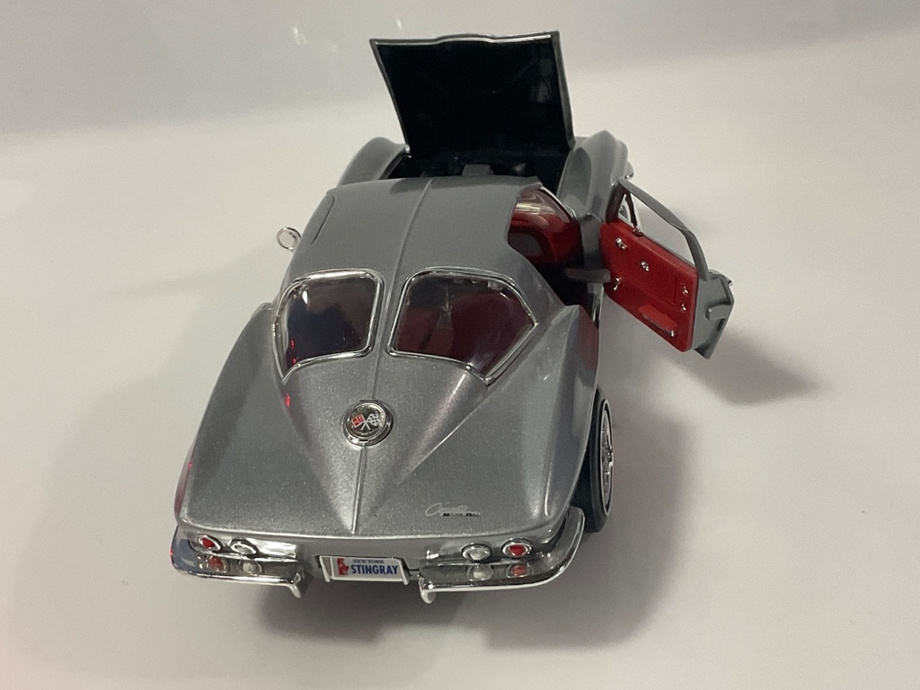 1/18 ERTL 1963 CHEVROLET CORVETTE SILVER ON RED - Photo 5