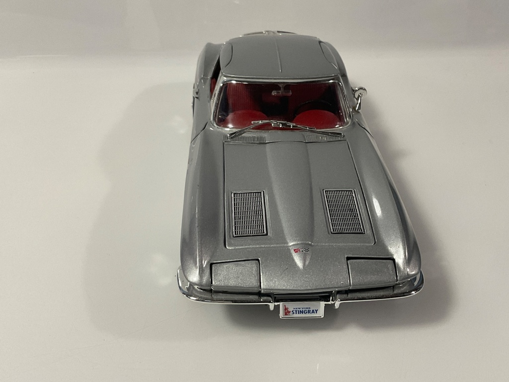1/18 ERTL 1963 CHEVROLET CORVETTE SILVER ON RED - Photo 6