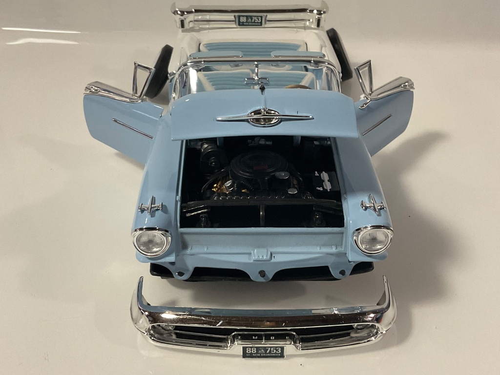 1/18 ROAD SIGNATURE 1957 OLDSMOBILE SUPER 8 BLUE ON WHITE “ JUNKYARD “ - Photo 2