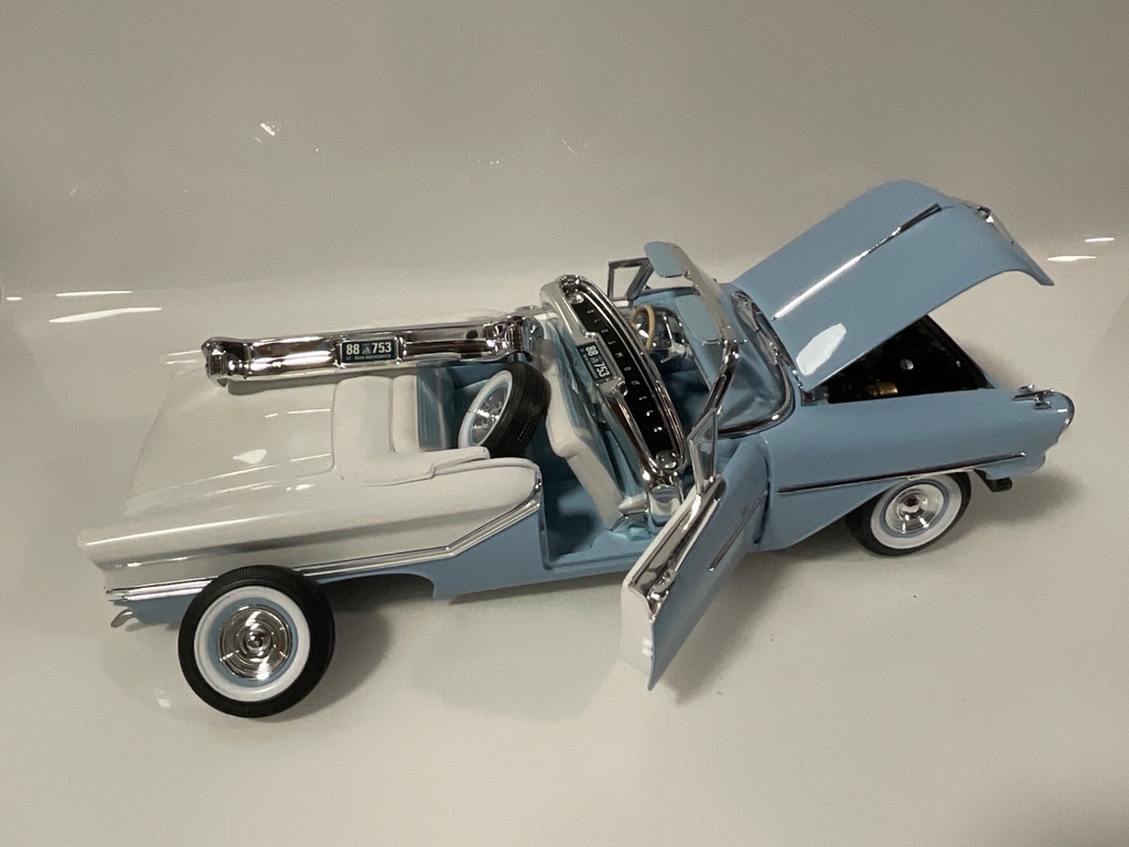1/18 ROAD SIGNATURE 1957 OLDSMOBILE SUPER 8 BLUE ON WHITE “ JUNKYARD “ - Photo 4