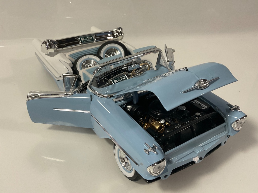 1/18 ROAD SIGNATURE 1957 OLDSMOBILE SUPER 8 BLUE ON WHITE “ JUNKYARD “ - Photo 5