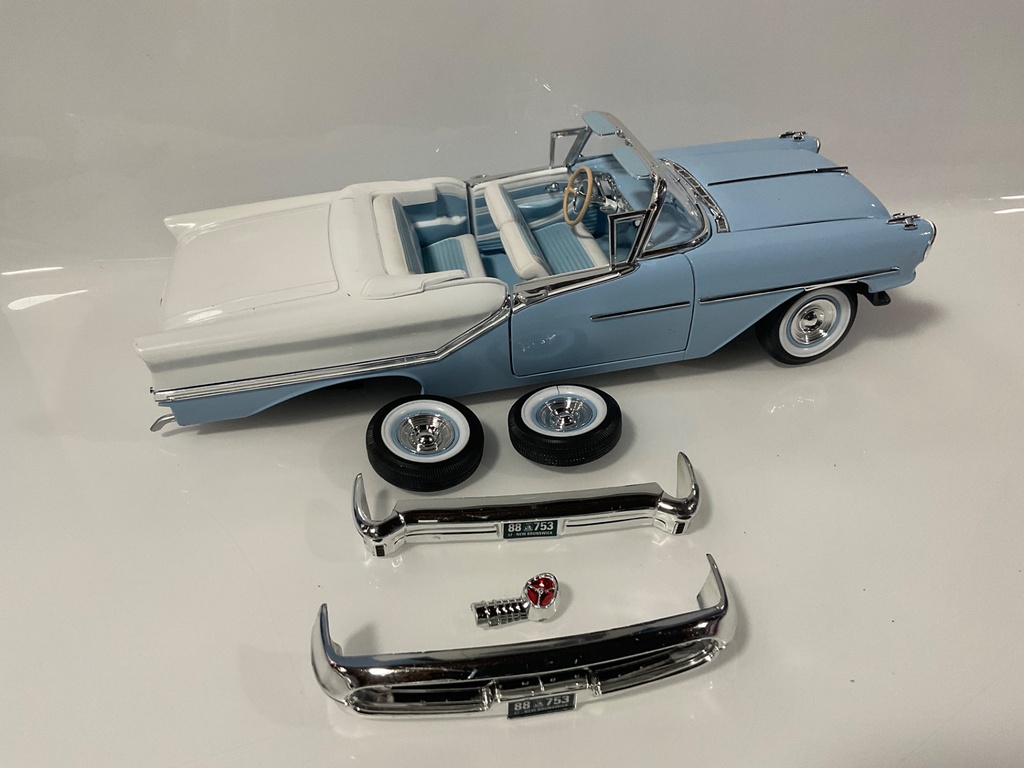 1/18 ROAD SIGNATURE 1957 OLDSMOBILE SUPER 8 BLUE ON WHITE “ JUNKYARD “ - Photo 6