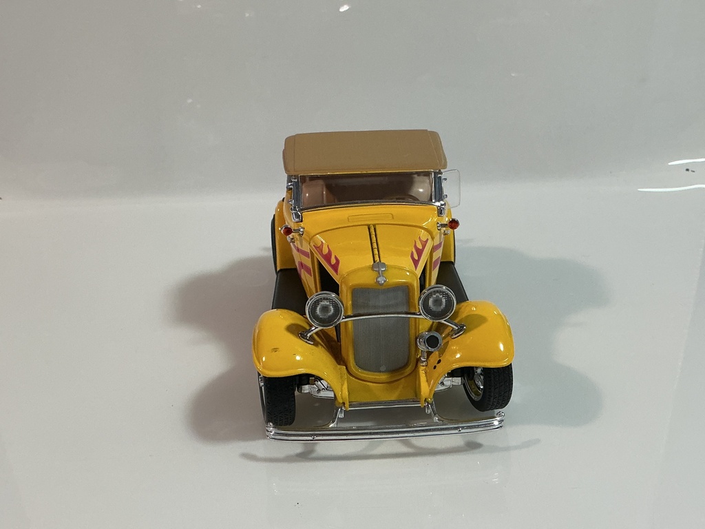 1/18 ROAD LEGENDS 1932 FORD ROADSTER YELLOW ON TAN  - Photo 2