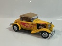 1/18 ROAD LEGENDS 1932 FORD ROADSTER YELLOW ON TAN  - Photo 3