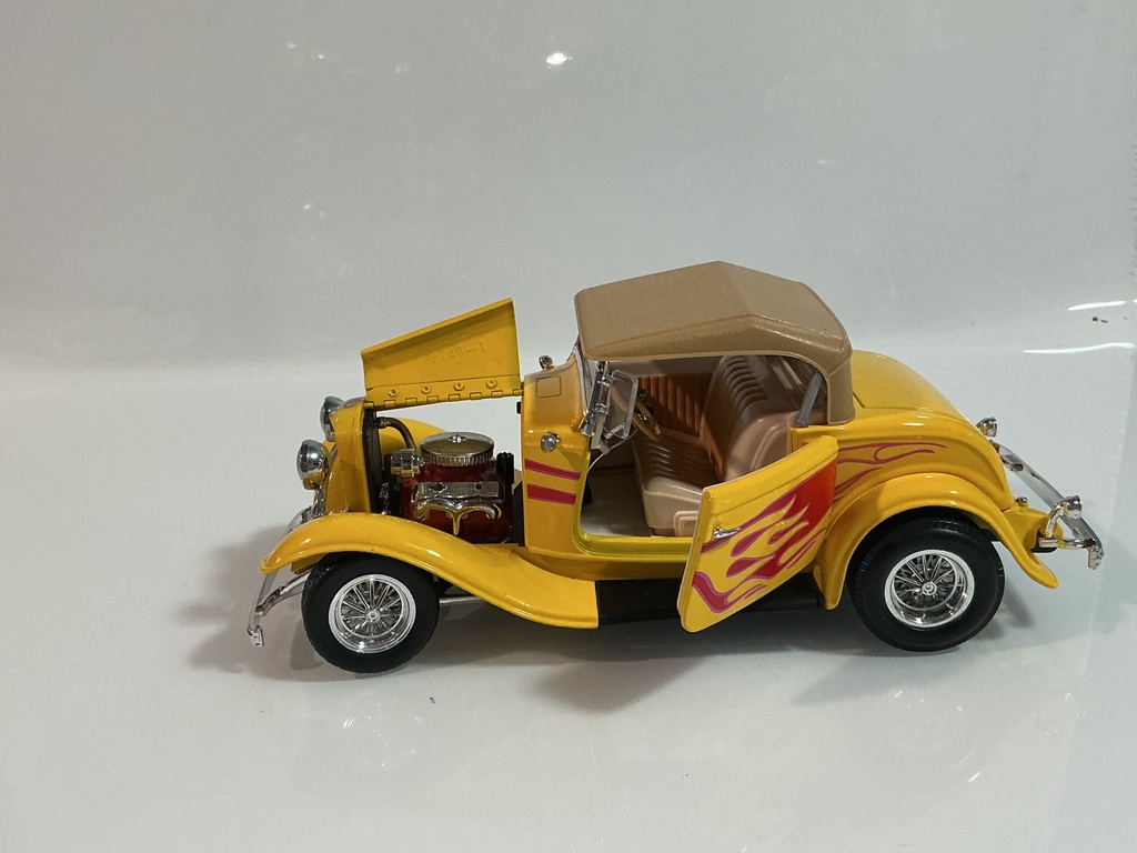 1/18 ROAD LEGENDS 1932 FORD ROADSTER YELLOW ON TAN  - Photo 5