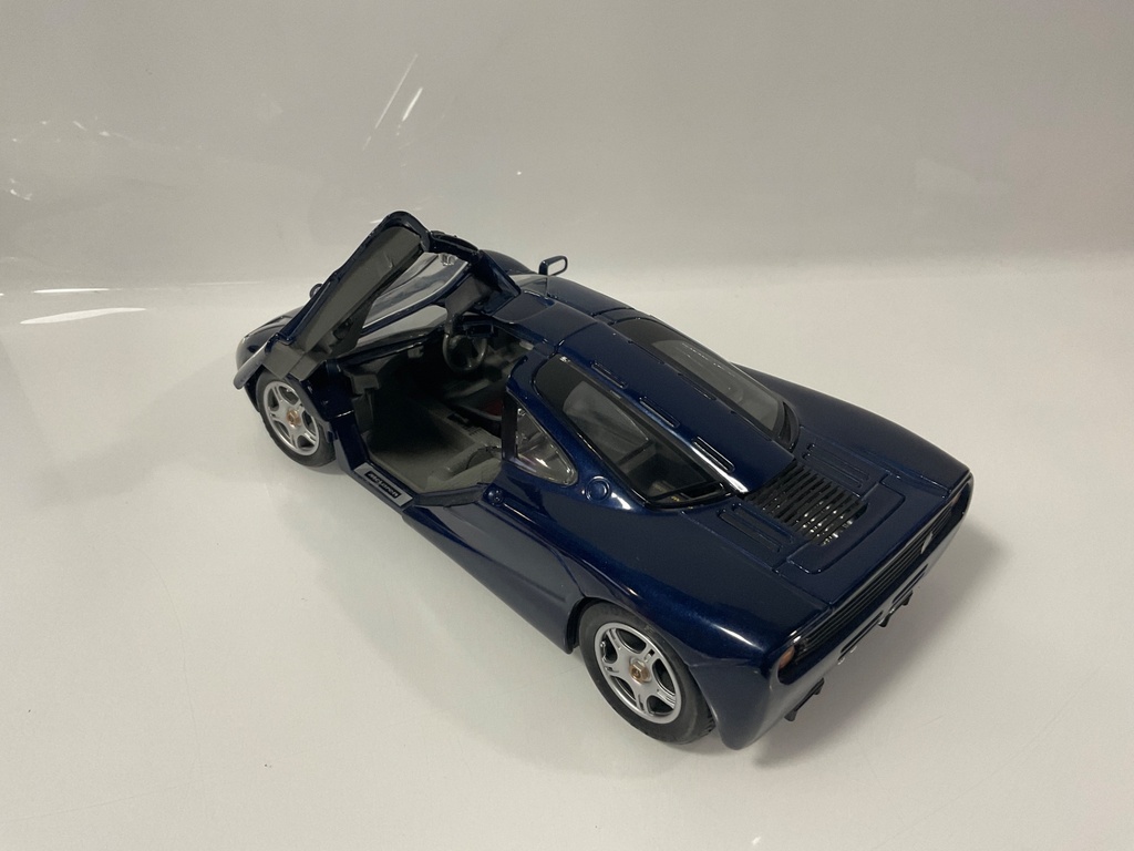 1/18 MAISTO 1993 MCLAREN F1 BLUE ON GRAY - Photo 2