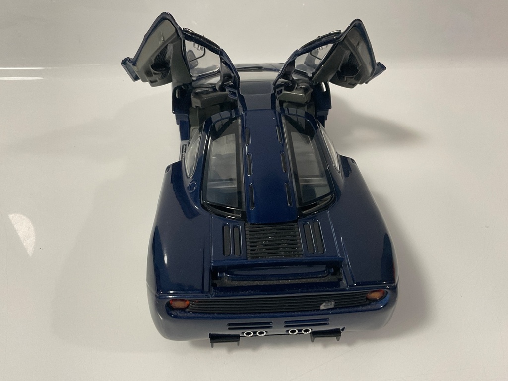 1/18 MAISTO 1993 MCLAREN F1 BLUE ON GRAY - Photo 4