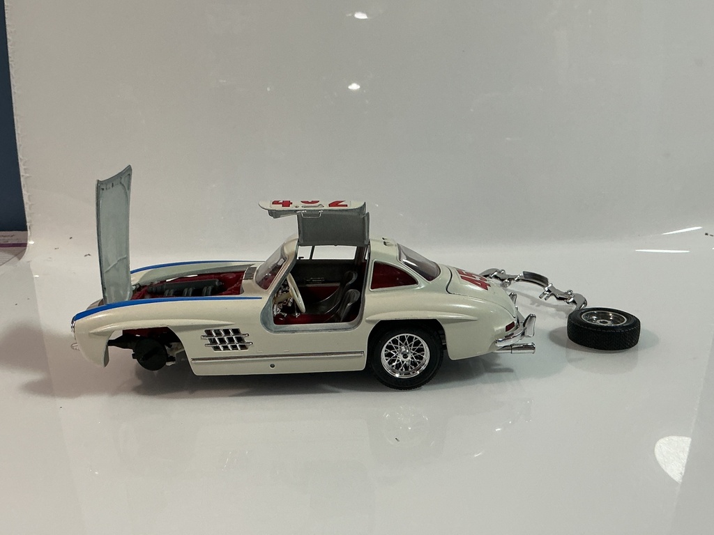 1/18 BURAGO 1954 MERCEDES 300 SL WHITE ON RED [DAMAGED] - Photo 2