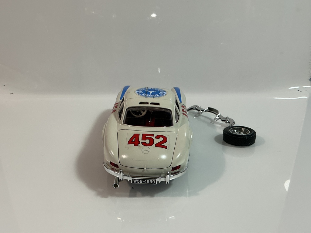 1/18 BURAGO 1954 MERCEDES 300 SL WHITE ON RED [DAMAGED] - Photo 4