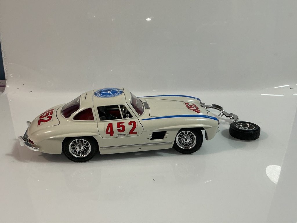 1/18 BURAGO 1954 MERCEDES 300 SL WHITE ON RED [DAMAGED] - Photo 5