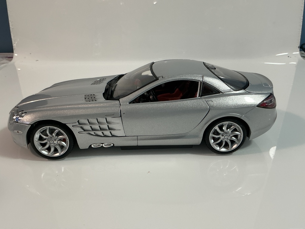 1/18 MAISTO 2003 MERCEDES MCLAREN SLR SILVER ON RED - Photo 2