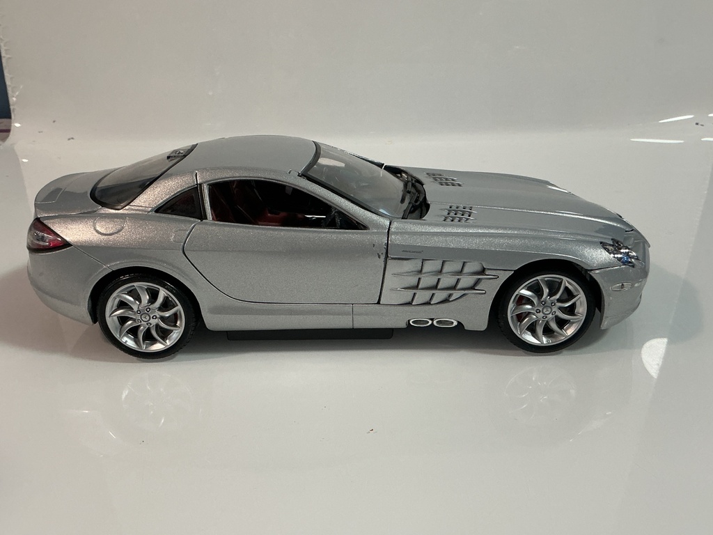 1/18 MAISTO 2003 MERCEDES MCLAREN SLR SILVER ON RED - Photo 4