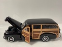 1/18 MAISTO 1948 CHEVROLET FLEET-MASTER ( WOODY ) BLACK/TAN ON BROWN   - Photo 2