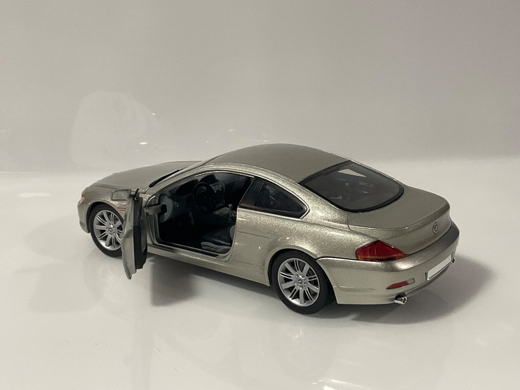 1/18 HOTWHEELS BMW 645 CI COUPE SILVER ON GRAY - Photo 2