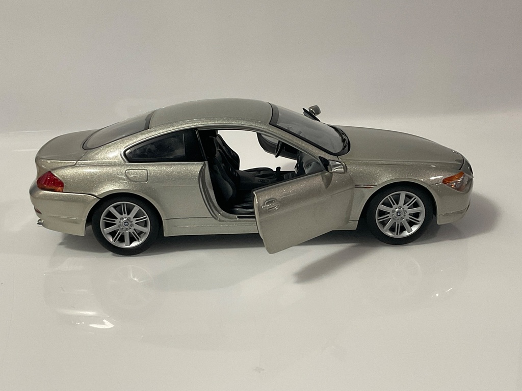 1/18 HOTWHEELS BMW 645 CI COUPE SILVER ON GRAY - Photo 4