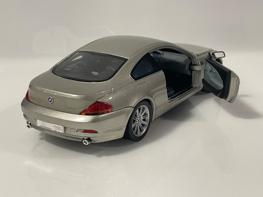 1/18 HOTWHEELS BMW 645 CI COUPE SILVER ON GRAY - Photo 6