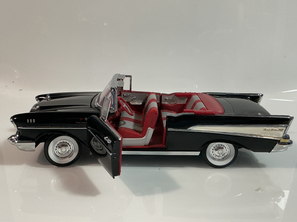 1/18 ERTL 1957 CHEVROLET BEL AIR BLACK ON RED / GRAY - Photo 3