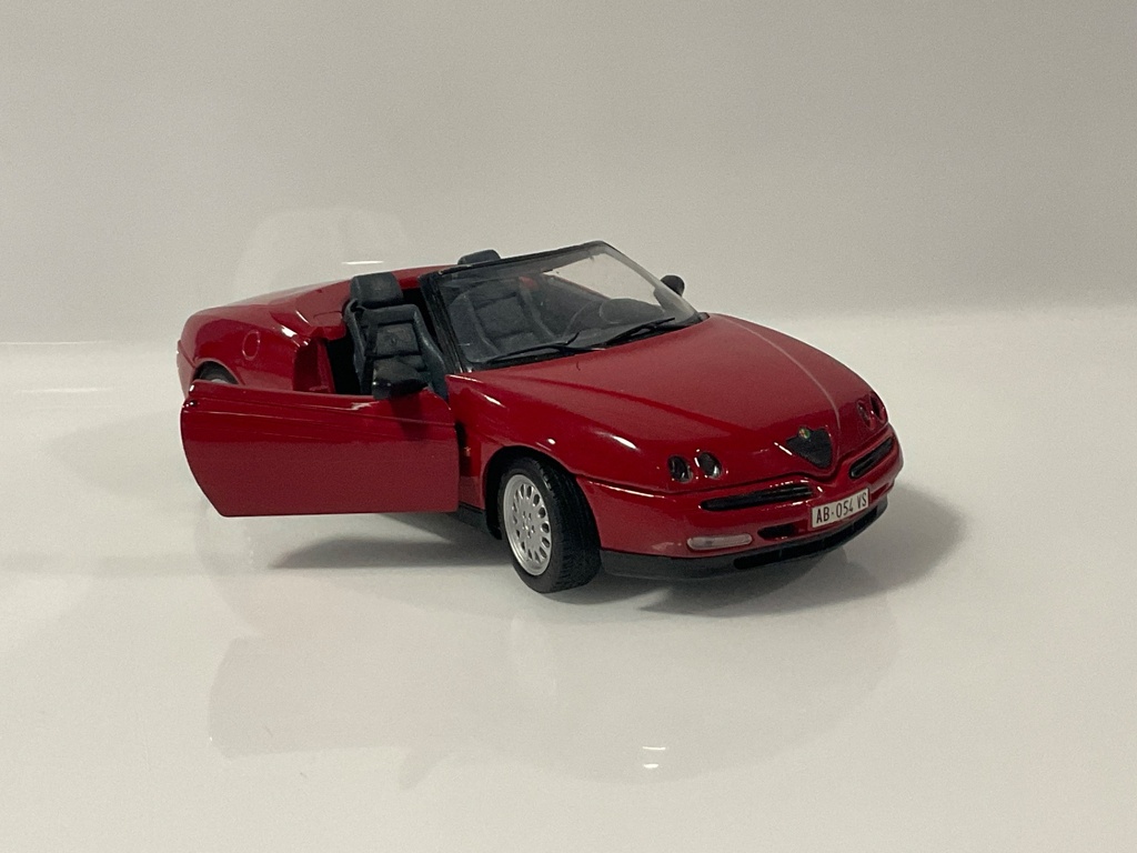 1/18 MAISTO ALFA ROMEO SPIDER RED ON BLACK - Photo 4