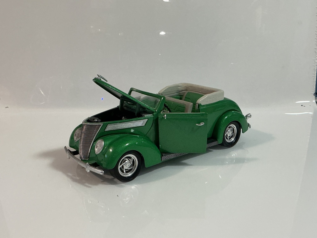 1/18 ROAD LEGENDS 1937 FORD  CONVERTIBLE GREEN ON GREEN / GRAY - Photo 2