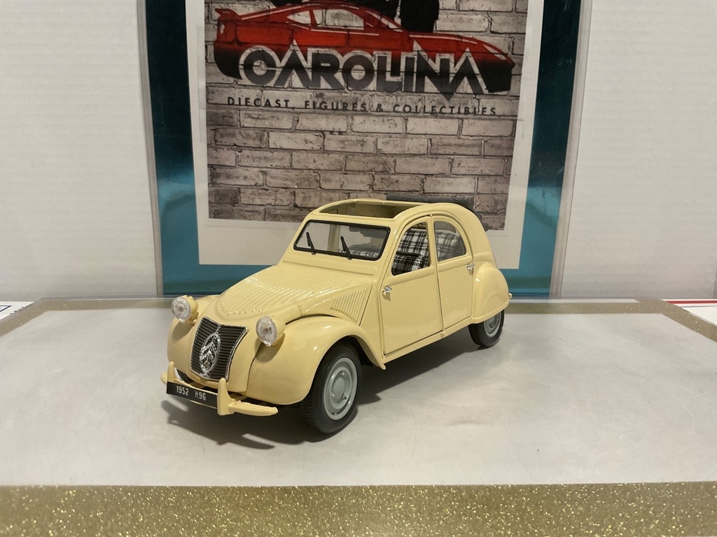 1/18: MAISTO 1952 CITROEN 2OV SEDEAN CREAM ON PLAID image