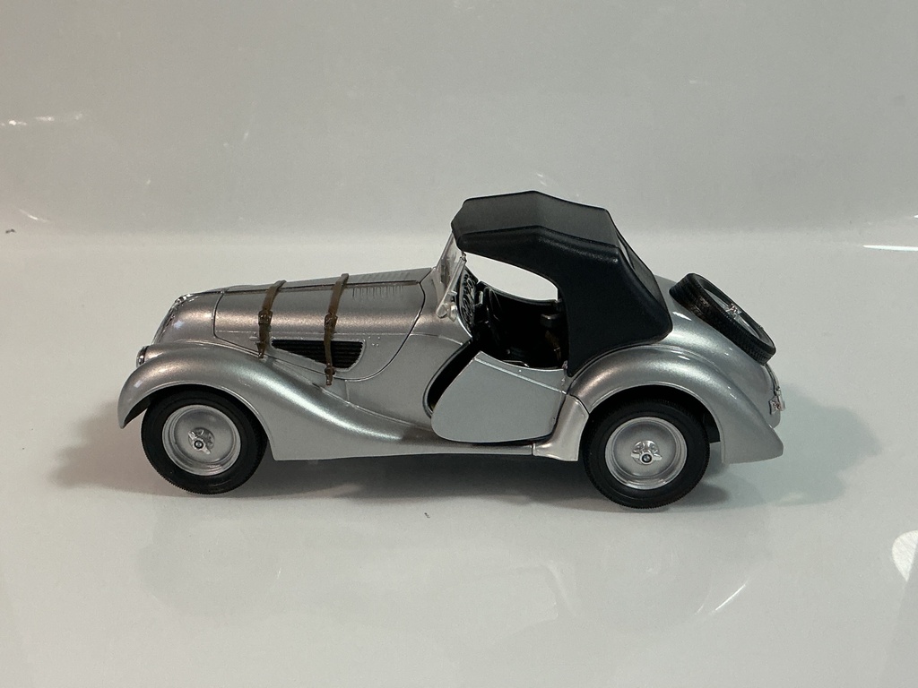 1/18 RICKO BMW 328 SILVER ON BLACK [MISSING EXHAUST PIPE] - Photo 3