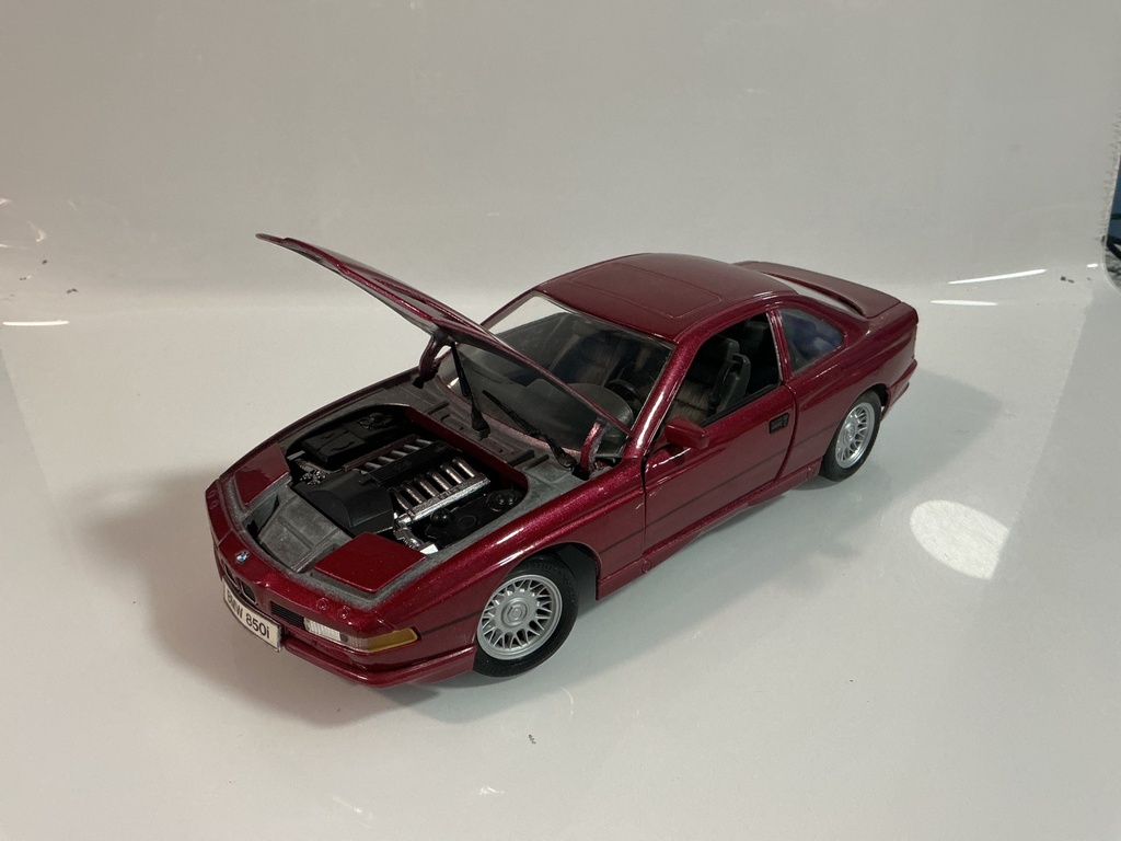 1/18 MAISTO BMW 850I RED ON BLACK - Photo 2