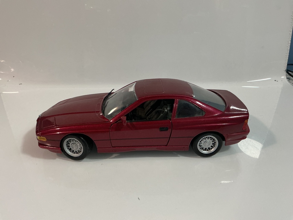 1/18 MAISTO BMW 850I RED ON BLACK - Photo 3