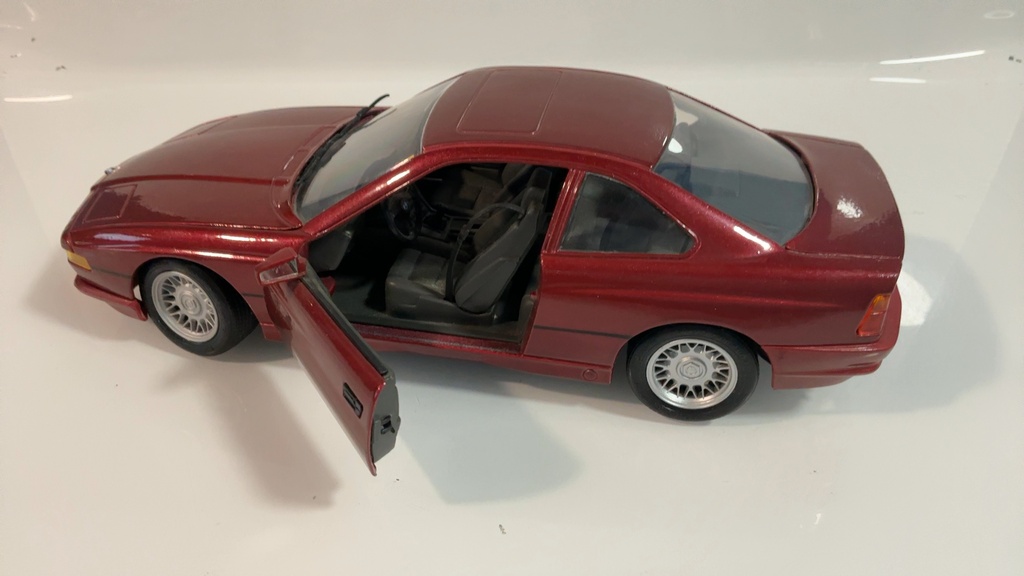 1/18 MAISTO BMW 850I RED ON BLACK - Photo 4