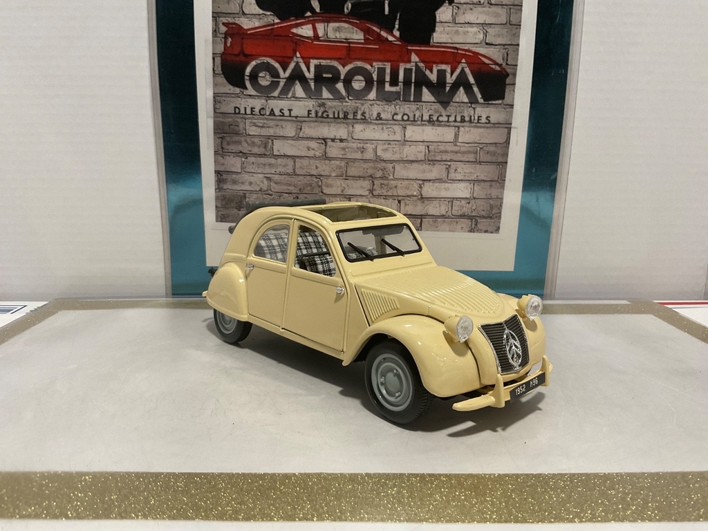 1/18: MAISTO 1952 CITROEN 2OV SEDEAN CREAM ON PLAID image