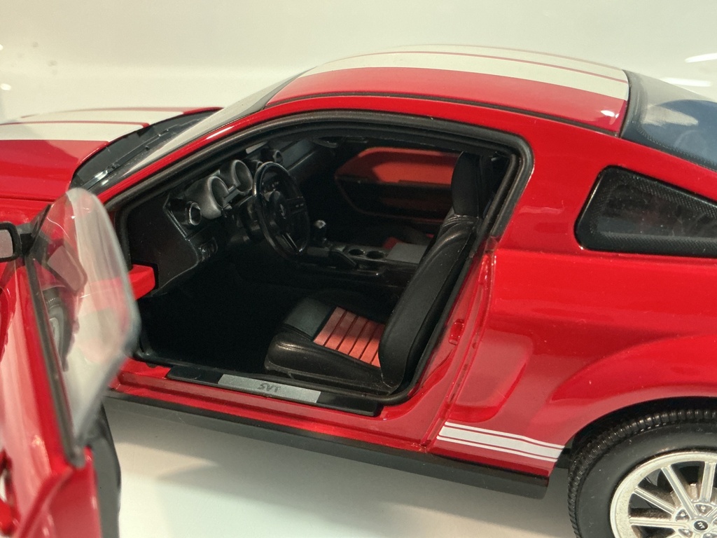 1/18 SHELBY COLLECTIONS 2007 SHELBY G.T. 500 RED/WHITE ON BLACK/RED - Photo 2