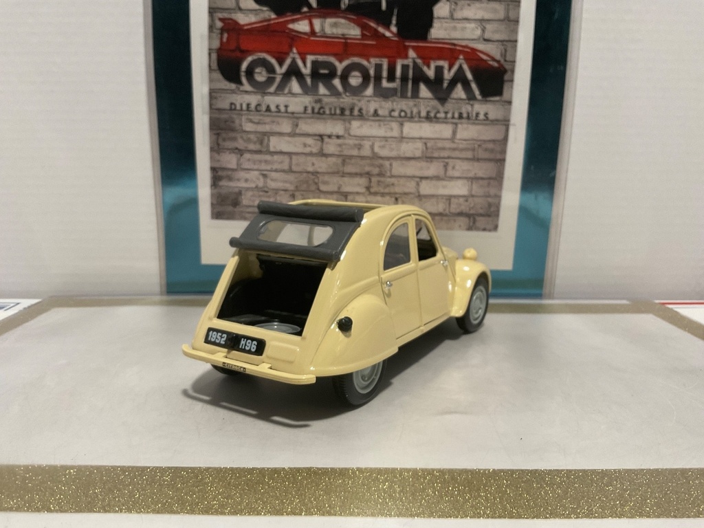 1/18: MAISTO 1952 CITROEN 2OV SEDEAN CREAM ON PLAID image