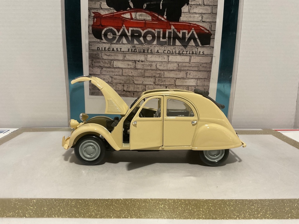1/18: MAISTO 1952 CITROEN 2OV SEDEAN CREAM ON PLAID image