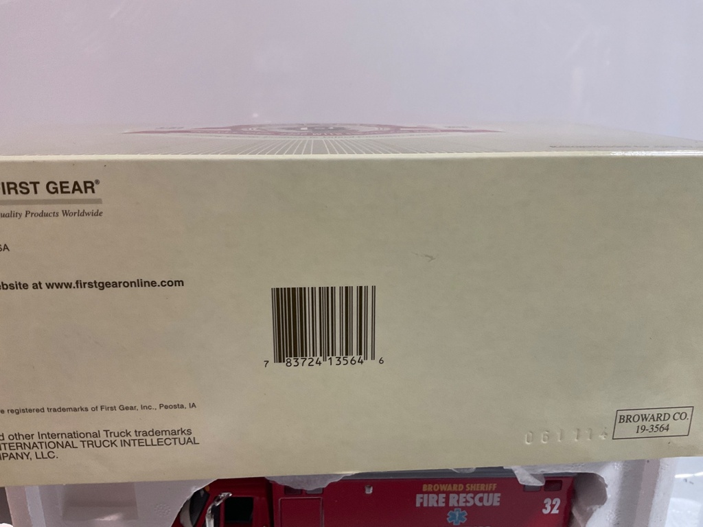 1/34 FIRST GEAR INTERNATIONAL 4400 W/EMS RESCUE BODY BROWARD CO 19-3564 - Photo 3