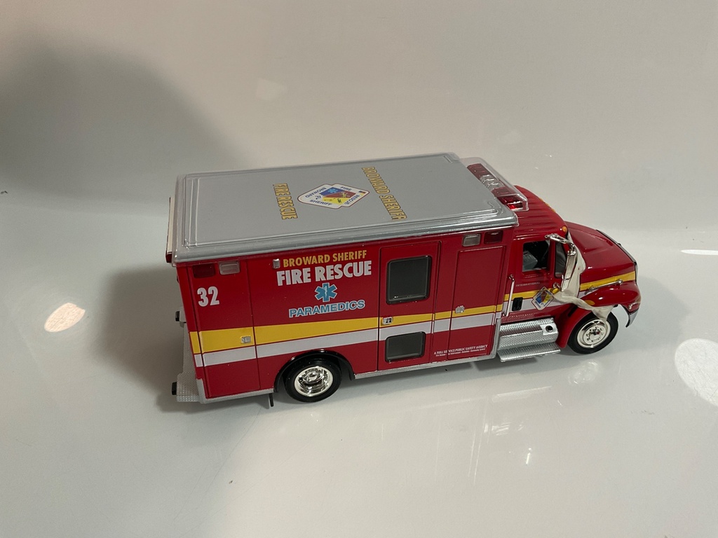 1/34 FIRST GEAR INTERNATIONAL 4400 W/EMS RESCUE BODY BROWARD CO 19-3564 - Photo 5