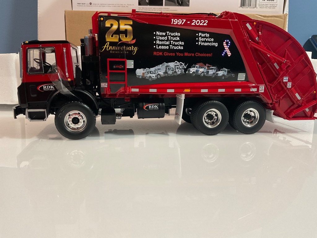1/34 MACK TERRAPRO W/MCNEILUS REAR LOAD REFUSE RDK 10-4338 - Photo 2