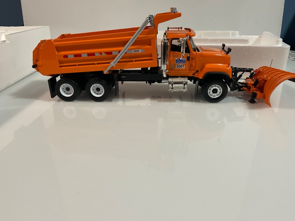 1/34 FIRST GEAR INTERNATIONAL PAYSTAR DUMP WITH PLOW AND SPREADER CO DOT  - Photo 3