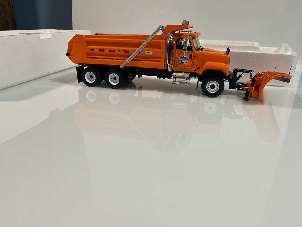 1/34 FIRST GEAR INTERNATIONAL PAYSTAR DUMP WITH PLOW AND SPREADER CO DOT  - Photo 4