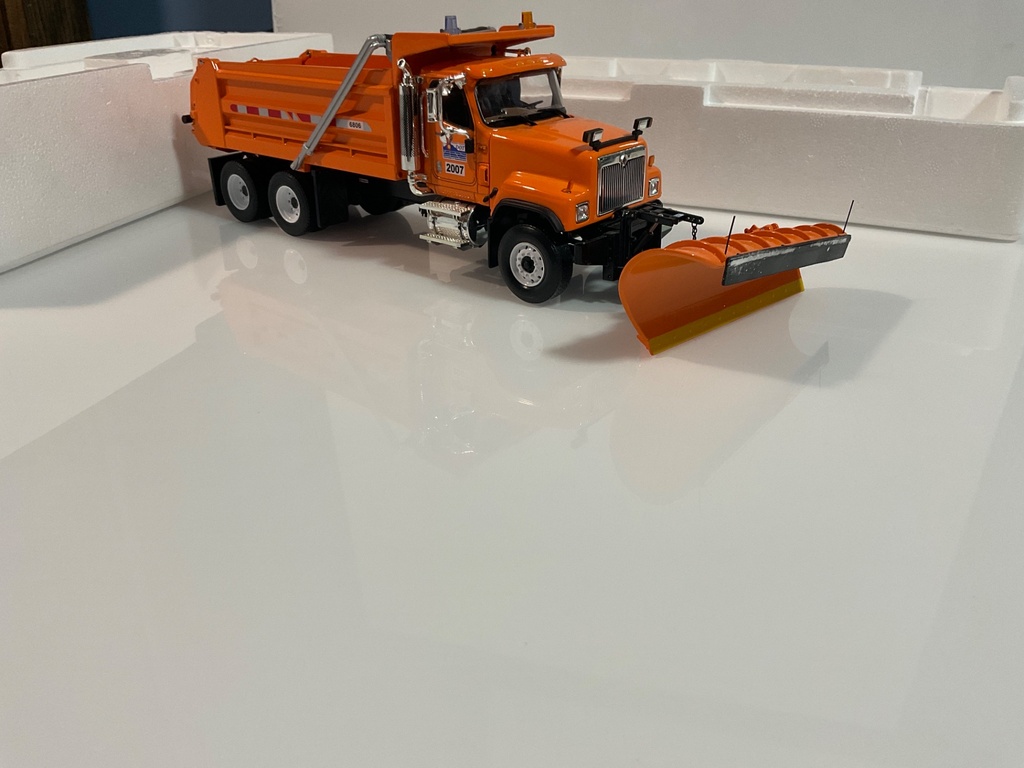 1/34 FIRST GEAR INTERNATIONAL PAYSTAR DUMP WITH PLOW AND SPREADER CO DOT  - Photo 5