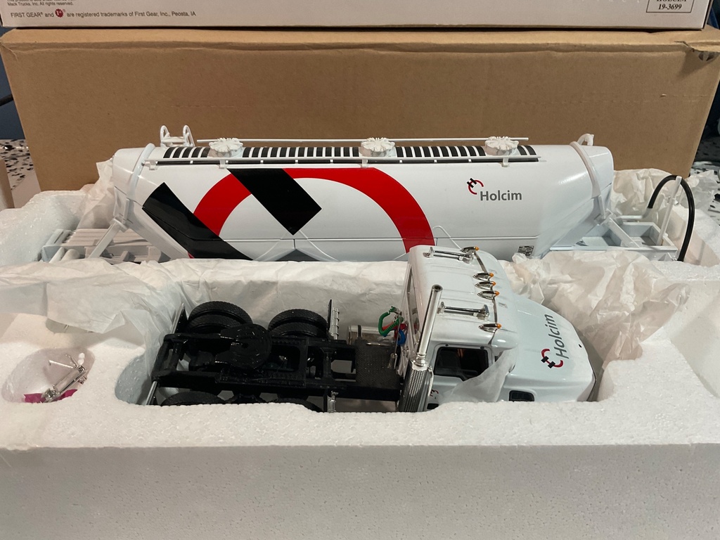 1/34 FIRST GEAR MACK GRANITE W/ HEIL DRY BULK TRAILER HOLCIM 19-3699 - Photo 2
