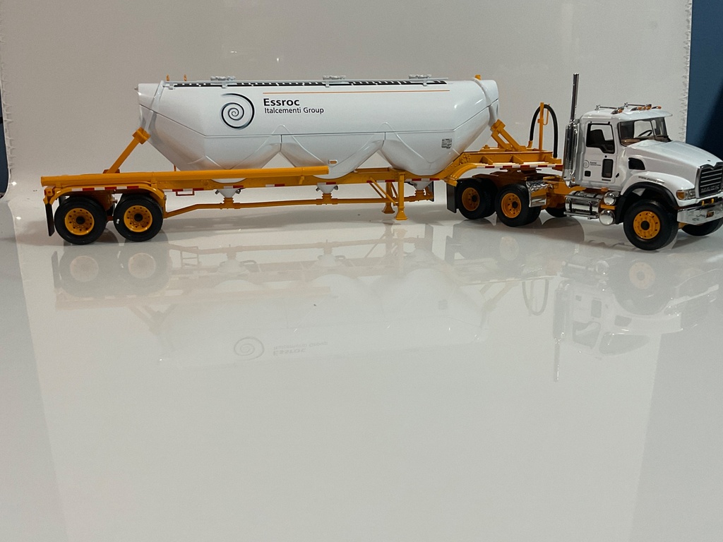 1/34 FIRST GEAR MACK GRANITE W/ HEIL DRY BULK TRAILER 19-3555 ESSROC  - Photo 2