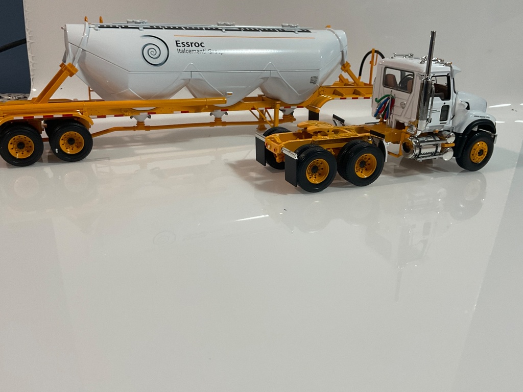 1/34 FIRST GEAR MACK GRANITE W/ HEIL DRY BULK TRAILER 19-3555 ESSROC  - Photo 3