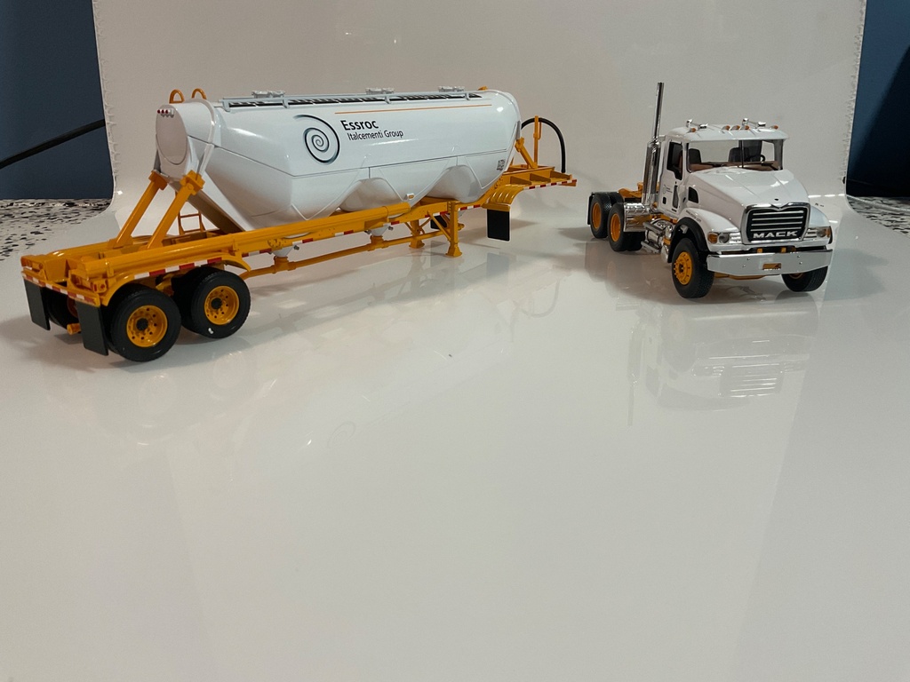 1/34 FIRST GEAR MACK GRANITE W/ HEIL DRY BULK TRAILER 19-3555 ESSROC  - Photo 4