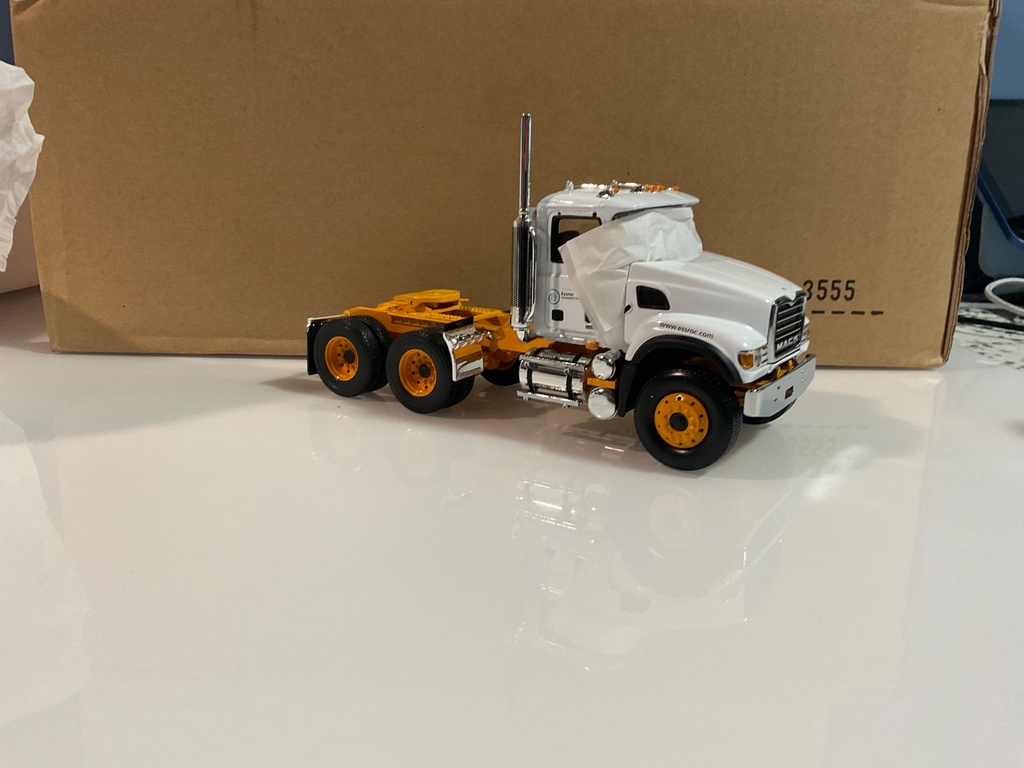 1/34 FIRST GEAR MACK GRANITE W/DRY BULK HEIL TRAILER ESSROC 19–3555 * - Photo 3