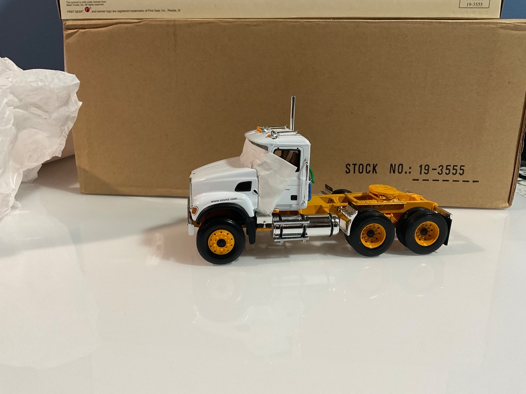 1/34 FIRST GEAR MACK GRANITE W/DRY BULK HEIL TRAILER ESSROC 19–3555 * - Photo 4
