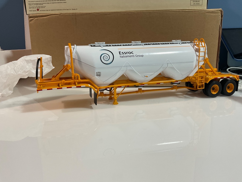 1/34 FIRST GEAR MACK GRANITE W/DRY BULK HEIL TRAILER ESSROC 19–3555 * - Photo 5