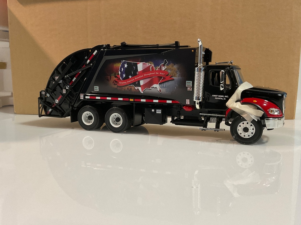 1/34 FIRST GEAR FREIGHTLINER M-2 WITH REFUSE BODY 19-0044 - Photo 3