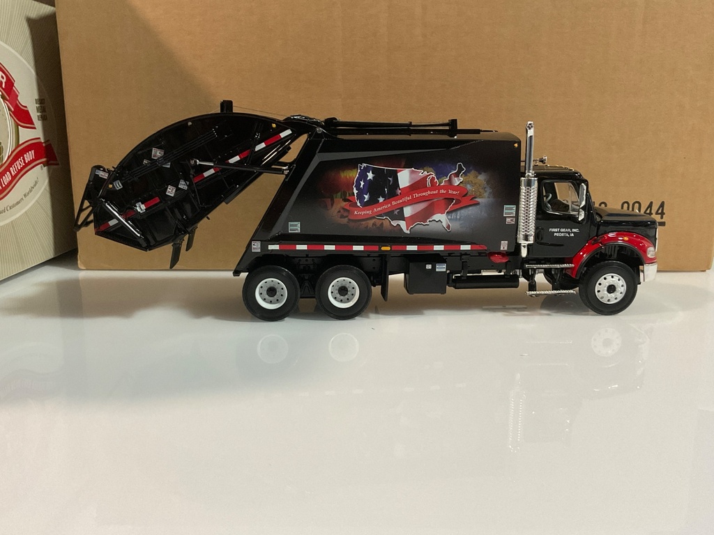 1/34 FIRST GEAR FREIGHTLINER M2 REAR LOAD REFUSE 19-0044  - Photo 2
