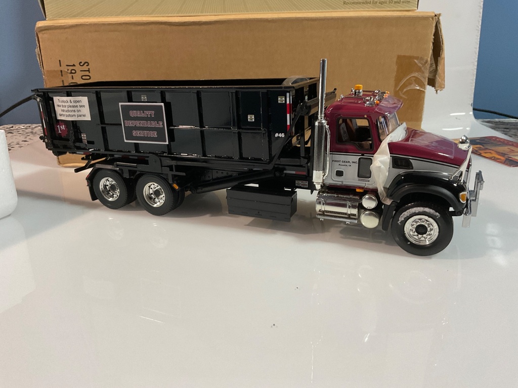 1/34 FIRST GEAR MACK GRANITE ROLL OFF REFUSE TRUCK 19-0046  - Photo 5